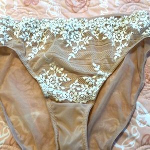 NEW,Women’s WACOAL mid rise/bikini underwear.Sz M